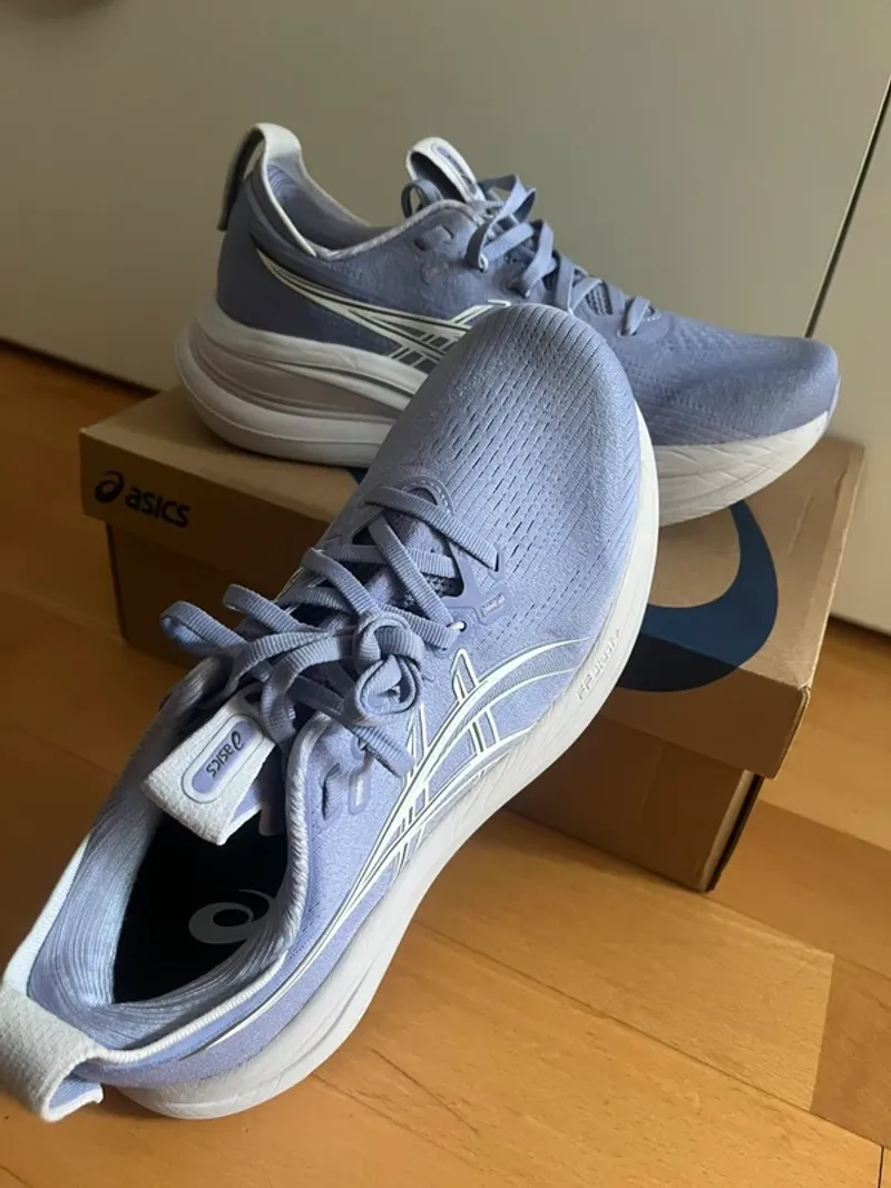 Käytetty Asics Gel Nimbus 28 Running Shoes