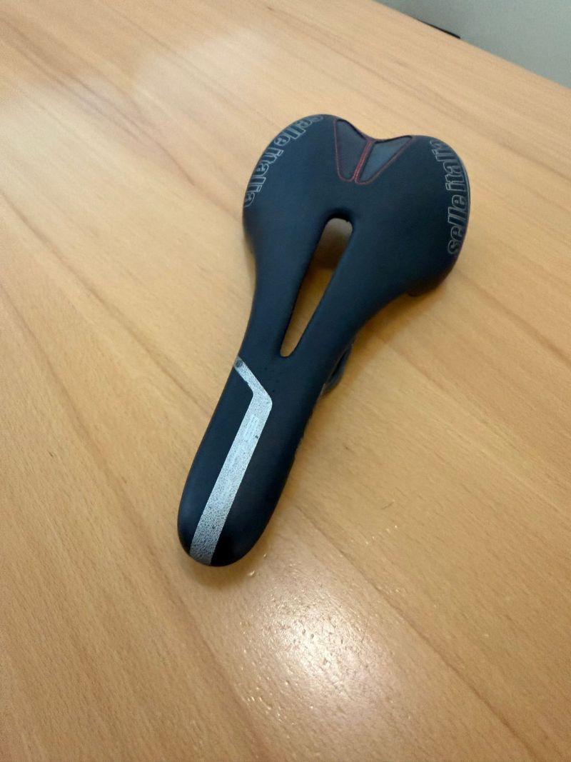 Used Selle Italia slr kit carbonio Saddles & Seatposts