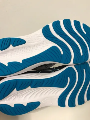 Used Asics Running Shoes bike — image 5 of 6
