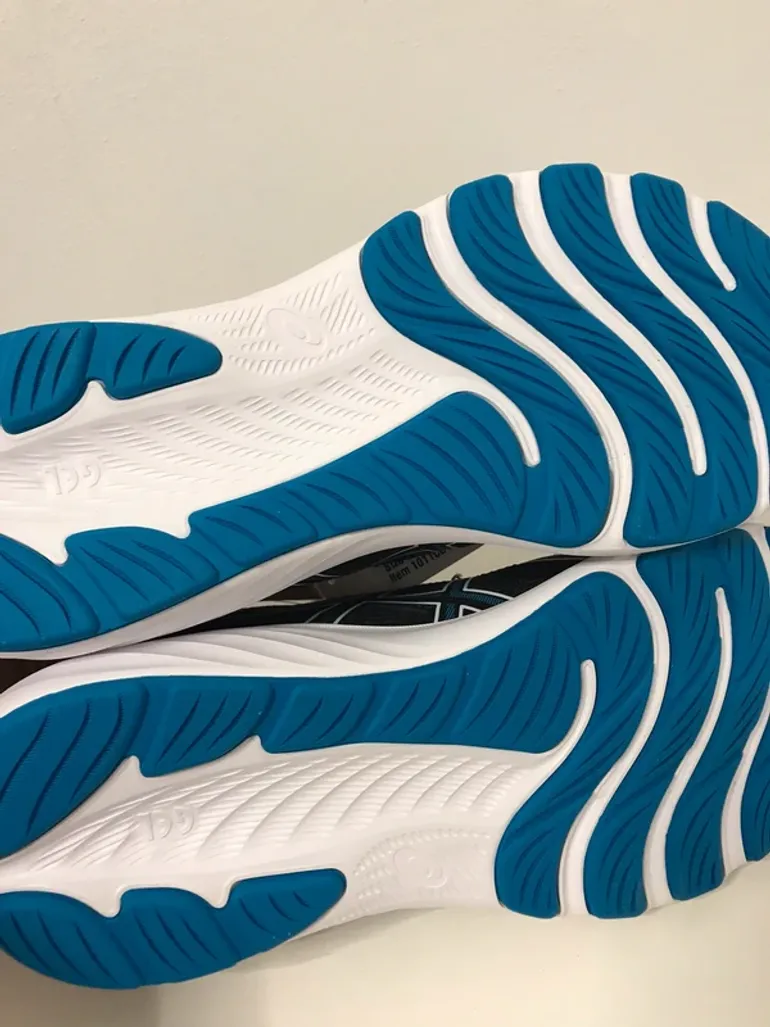 Used Asics Running Shoes bike — image 5 of 6