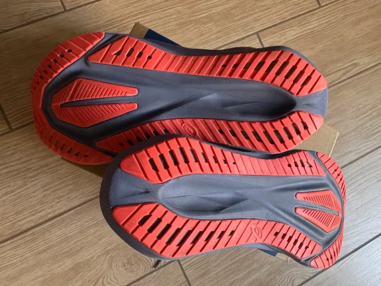 Used Asics Novablast 5 bike — image 7 of 8
