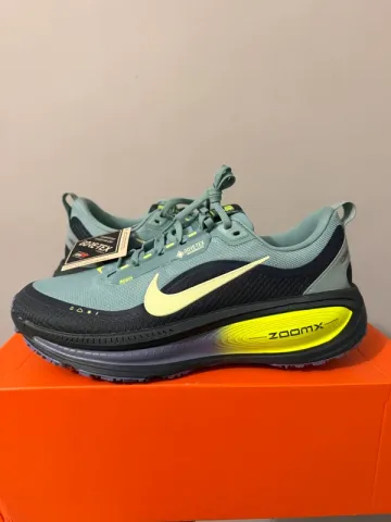 Used Nike Vomero 18 Gore-Tex bike — image 2 of 11