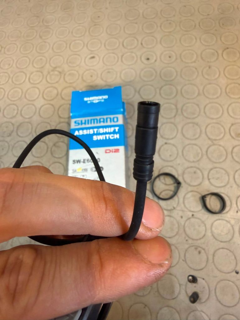 Shimano ASSIST/SHIFT SWITCH. SW-E6000. bike de segunda mano — imagen 2 de 13