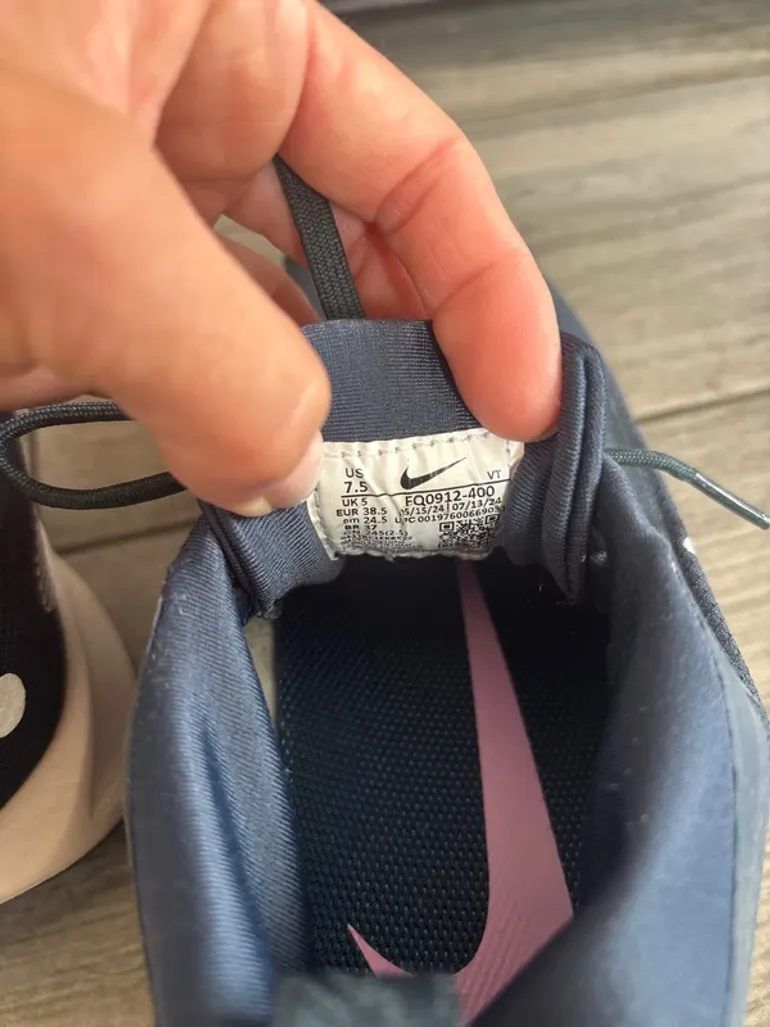 Used Nike Trail Gore-Tex bike — image 3 of 4