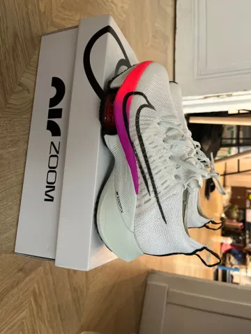 Brugt Nike Air Zoom Tempo Next% bike — billede 2 af 9