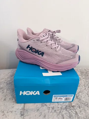 Used Hoka Challenger 8 GTX bike — image 5 of 7