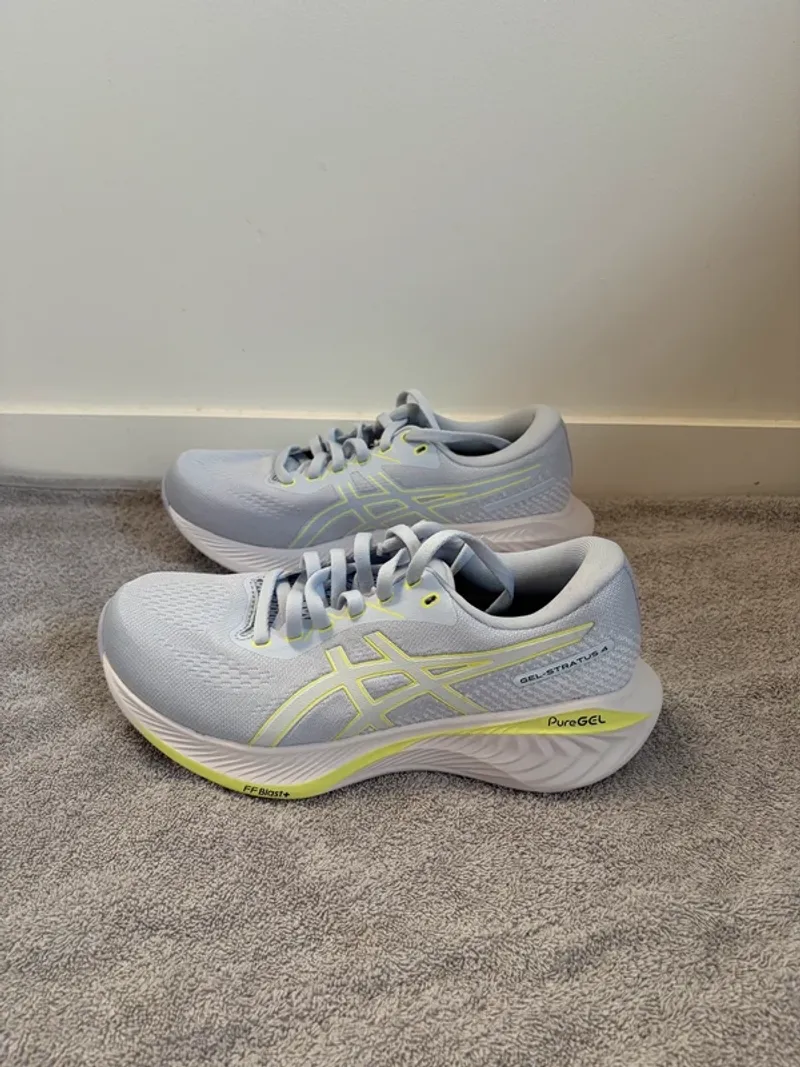 Used Asics GEL-STRATUS 4 Running Shoes