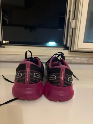 Used Scarpa Brooks Running Shoes bike — image 3 of 7
