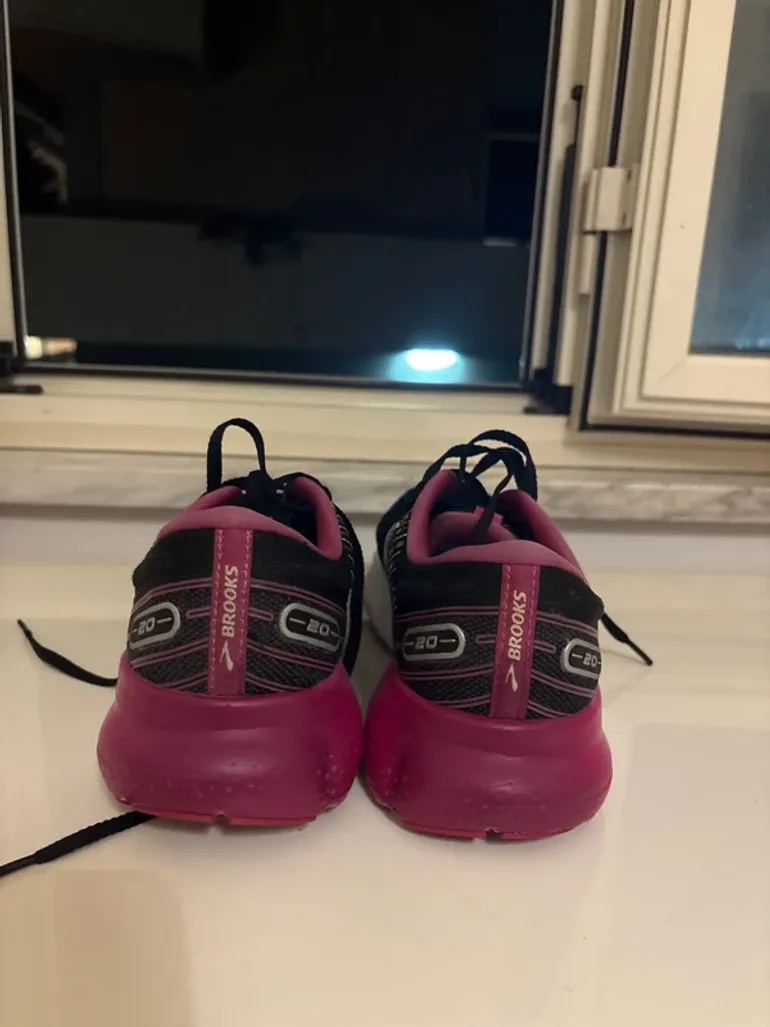 Used Scarpa Brooks Running Shoes bike — image 3 of 7