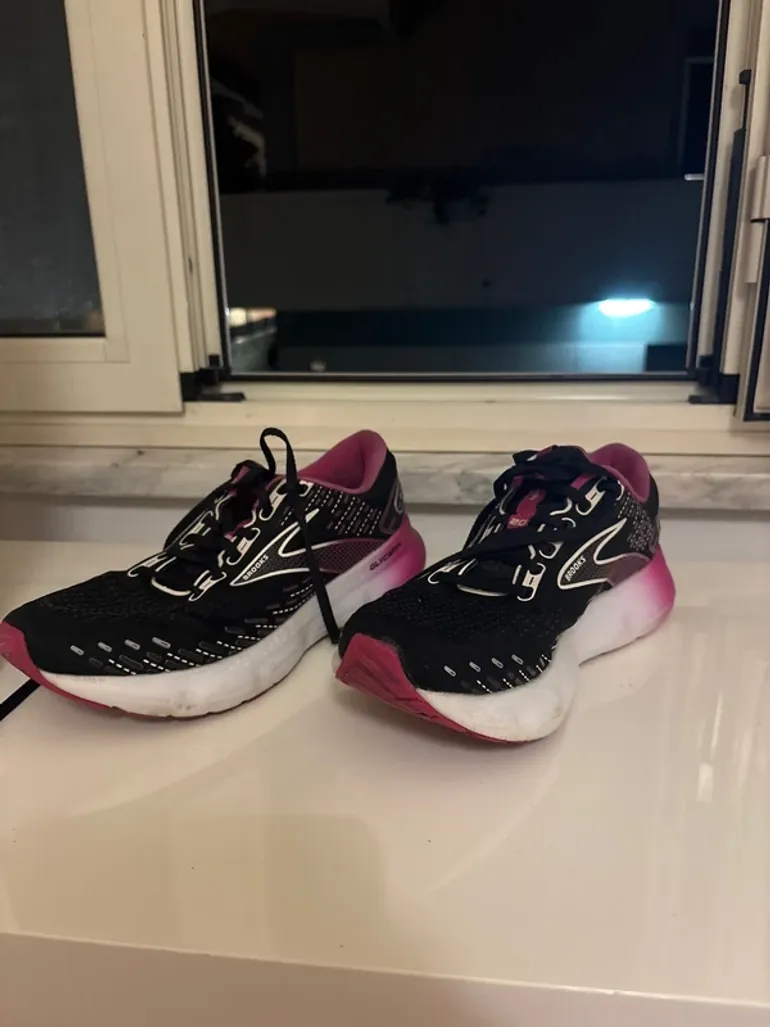 Used Scarpa Brooks Running Shoes bike — image 2 of 7