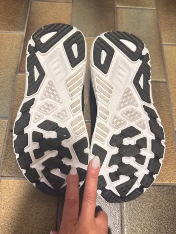 Used Hoka Arahi 7 bike — image 2 of 3