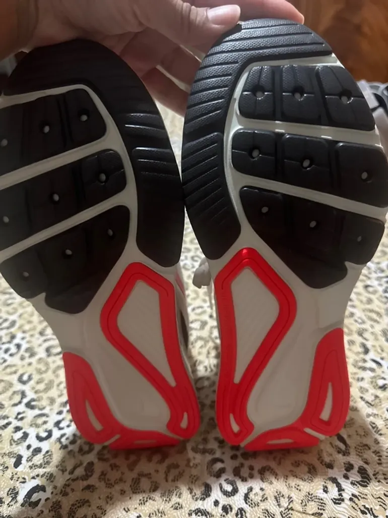 Used Nike Running Shoes bike — image 3 of 5