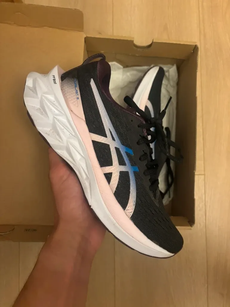 Used Asics Novablast 2 bike — image 1 of 7