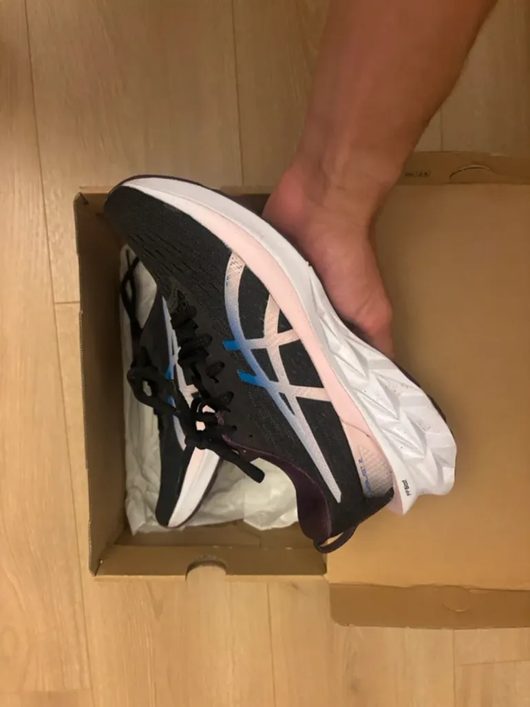 Used Asics Novablast 2 bike — image 2 of 7