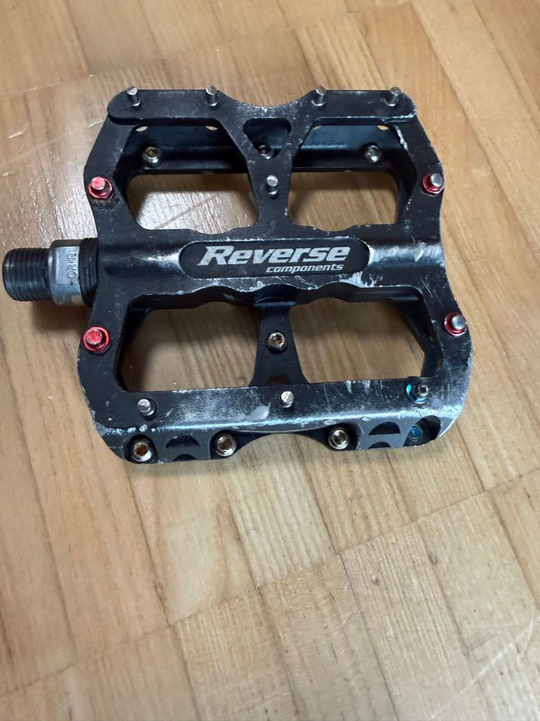 Used Reverse Components Escape Flat Pedals bike — image 3 of 4