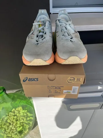 Tweedehands Asics Gel Nimbus 26 Paris bike — afbeelding 1 van 6