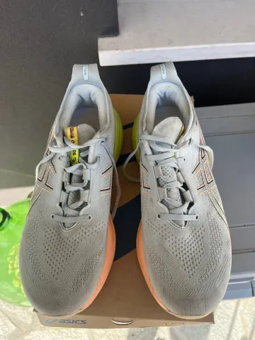 Tweedehands Asics Gel Nimbus 26 Paris bike — afbeelding 2 van 6
