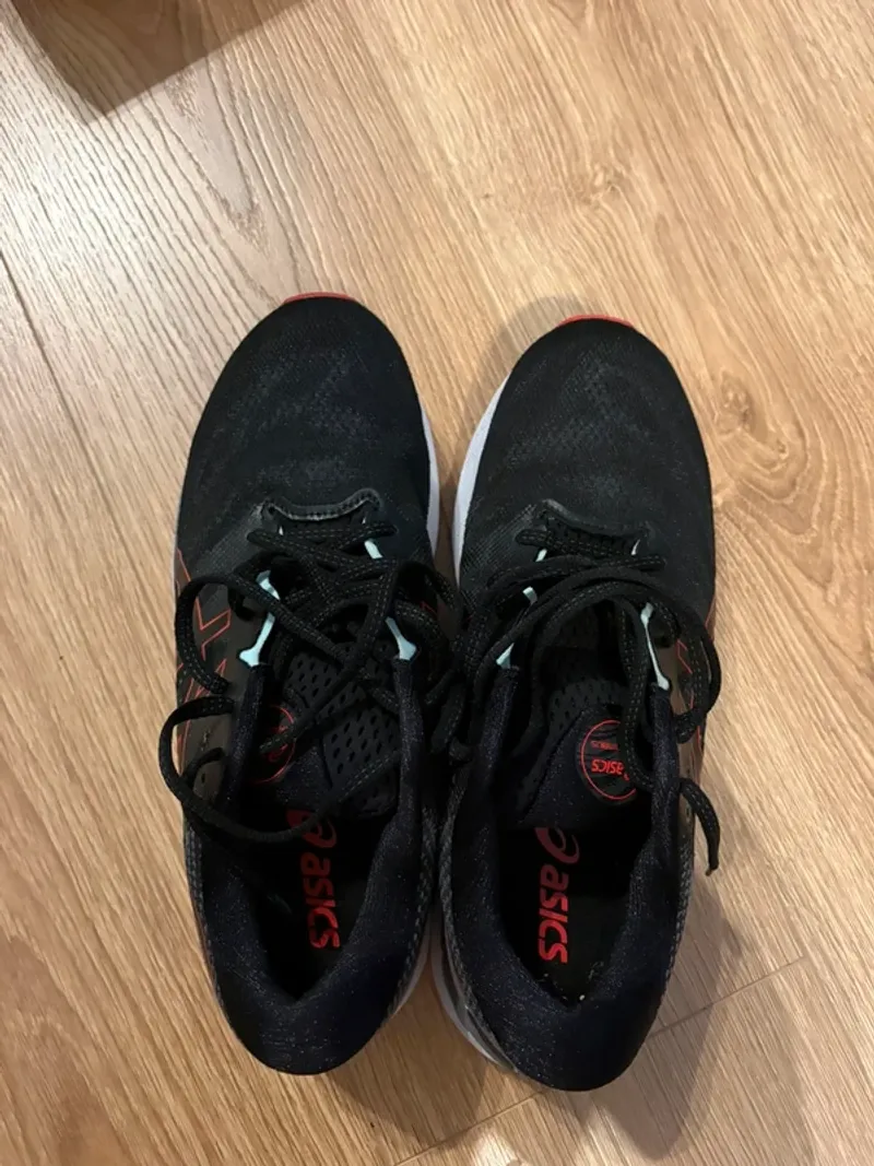 Used Asics Gel-Nimbus 23 Running Shoes