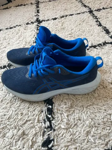 Used Asics Running Shoes bike — image 2 of 5