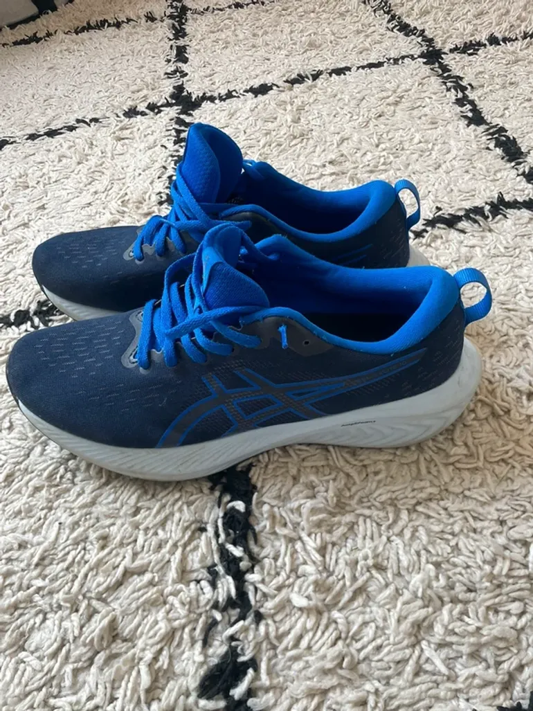 Used Asics Running Shoes bike — image 2 of 5