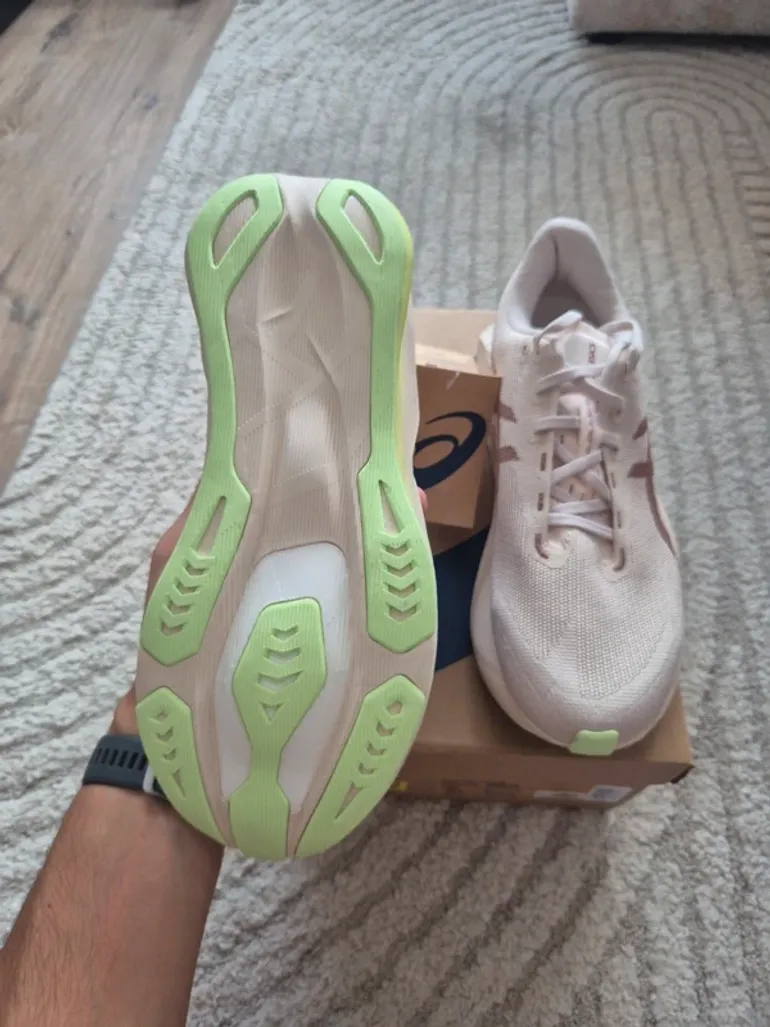 Used Asics Novablast 6 bike — image 2 of 7