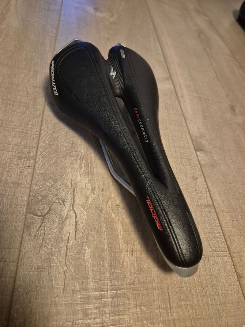 Käytetty Specialized Toupe Gel Saddles & Seatposts