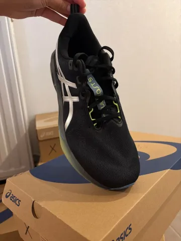 Used Asics Novablast 5 Luxe bike — image 3 of 4