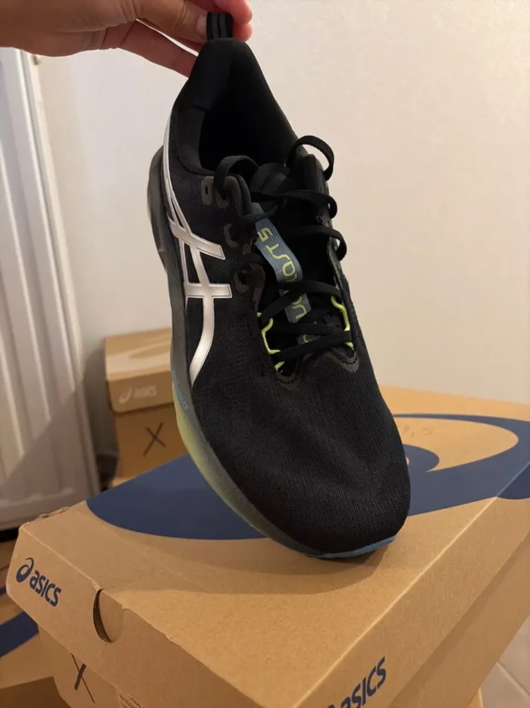 Used Asics Novablast 5 Luxe bike — image 3 of 4