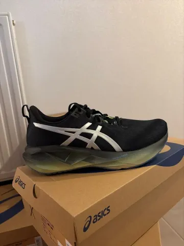 Used Asics Novablast 5 Luxe bike — image 1 of 4