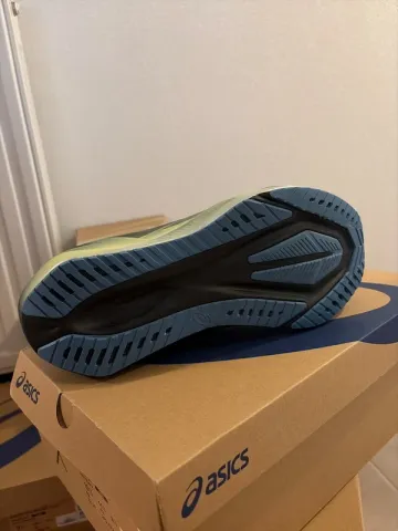 Used Asics Novablast 5 Luxe bike — image 2 of 4