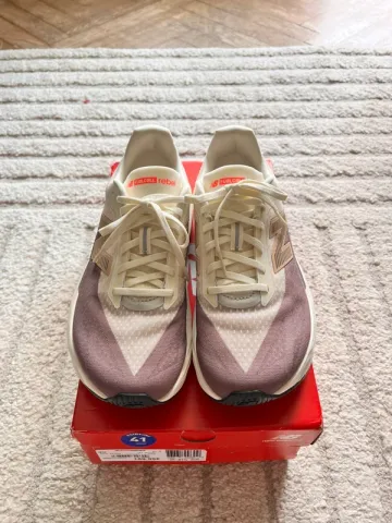 Used New Balance FuelCell Rebel v5 bike — image 3 of 8