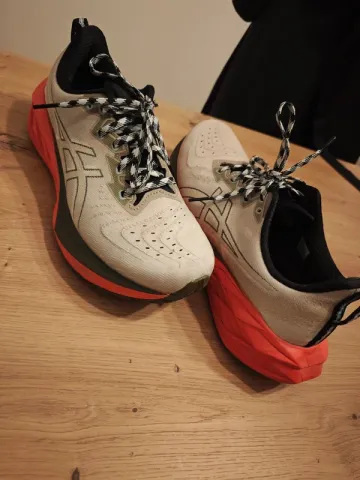 Used Asics Novablast 4 TR bike — image 1 of 9