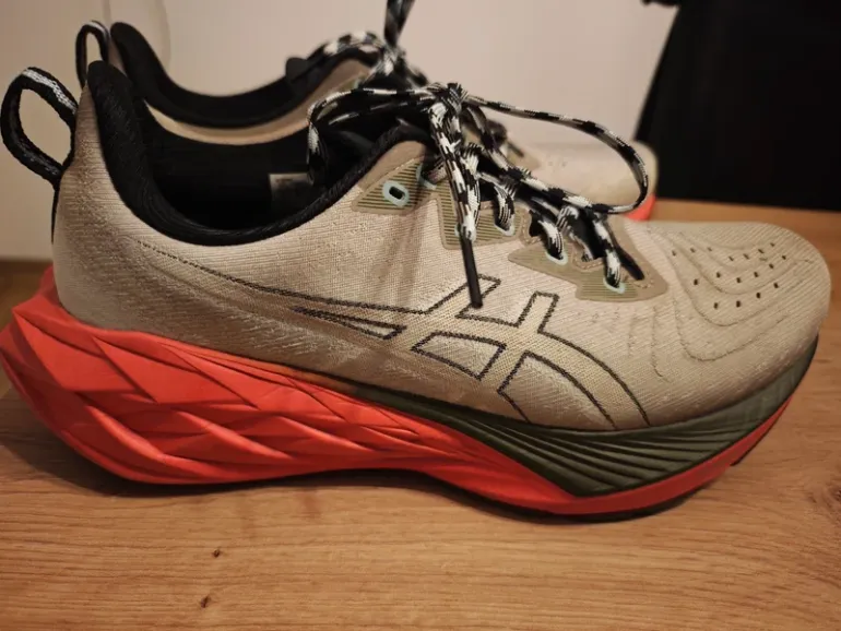 Used Asics Novablast 4 TR bike — image 3 of 9