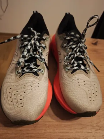 Used Asics Novablast 4 TR bike — image 2 of 9