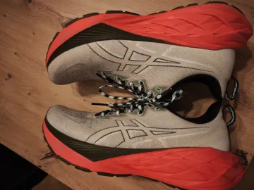 Used Asics Novablast 4 TR bike — image 6 of 9
