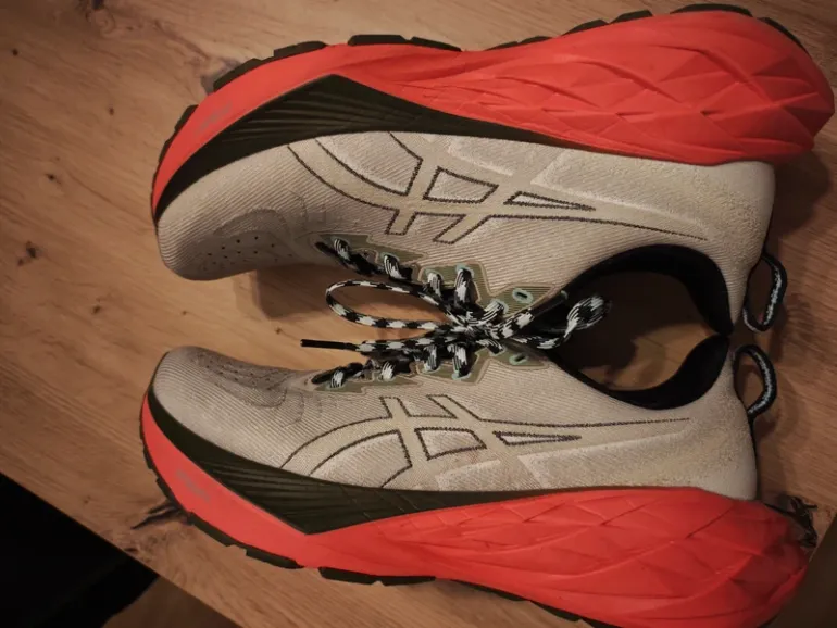 Used Asics Novablast 4 TR bike — image 6 of 9