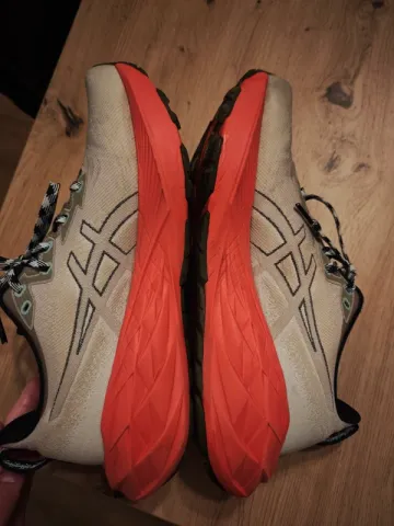 Used Asics Novablast 4 TR bike — image 5 of 9