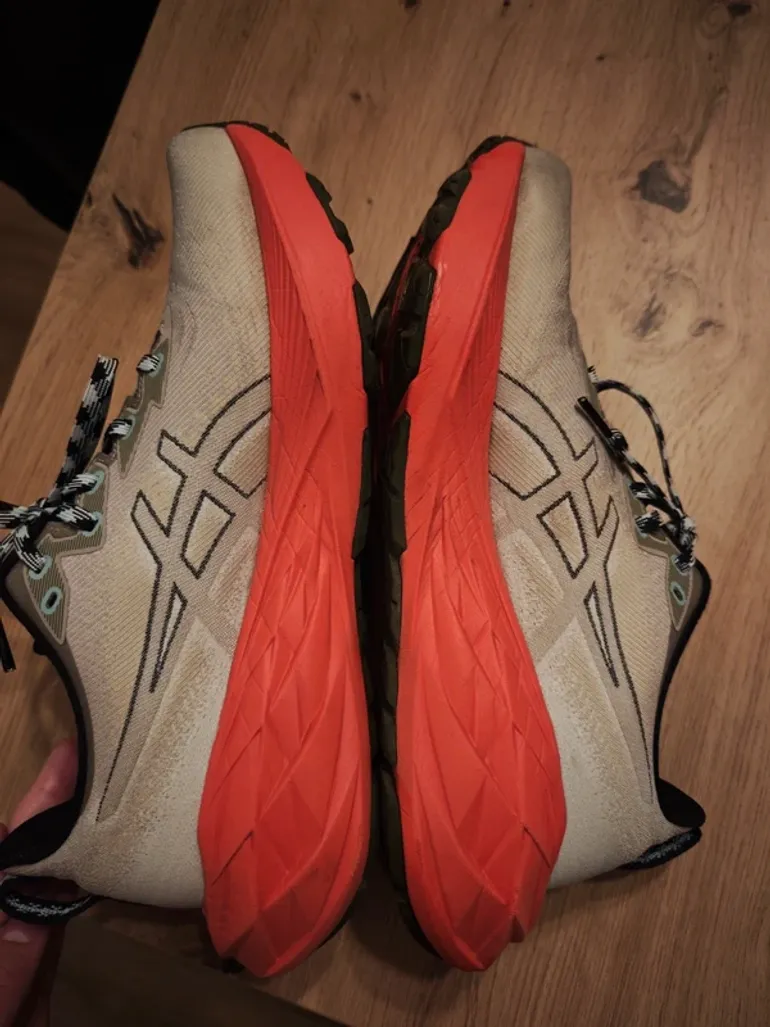 Used Asics Novablast 4 TR bike — image 5 of 9