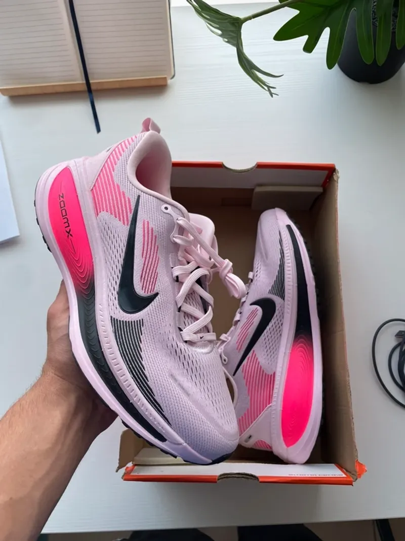 Used Nike Vomero 18 Running Shoes