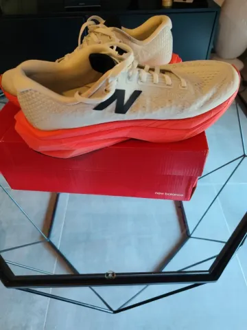 Used New Balance FuelCell SuperComp Trainer v3 bike — image 3 of 4