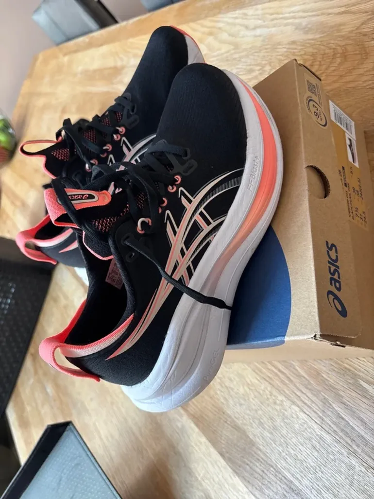 Tweedehands Asics Gel-Nimbus 28 bike — afbeelding 3 van 8