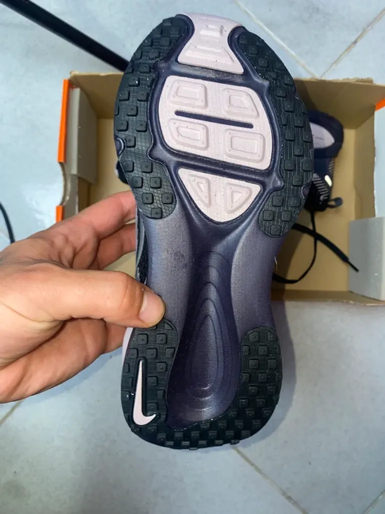 Used Nike Vomero 18 SE bike — image 6 of 8