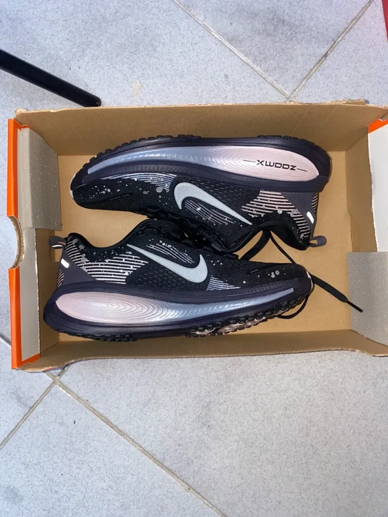 Brugt Nike Vomero 18 SE Running Shoes