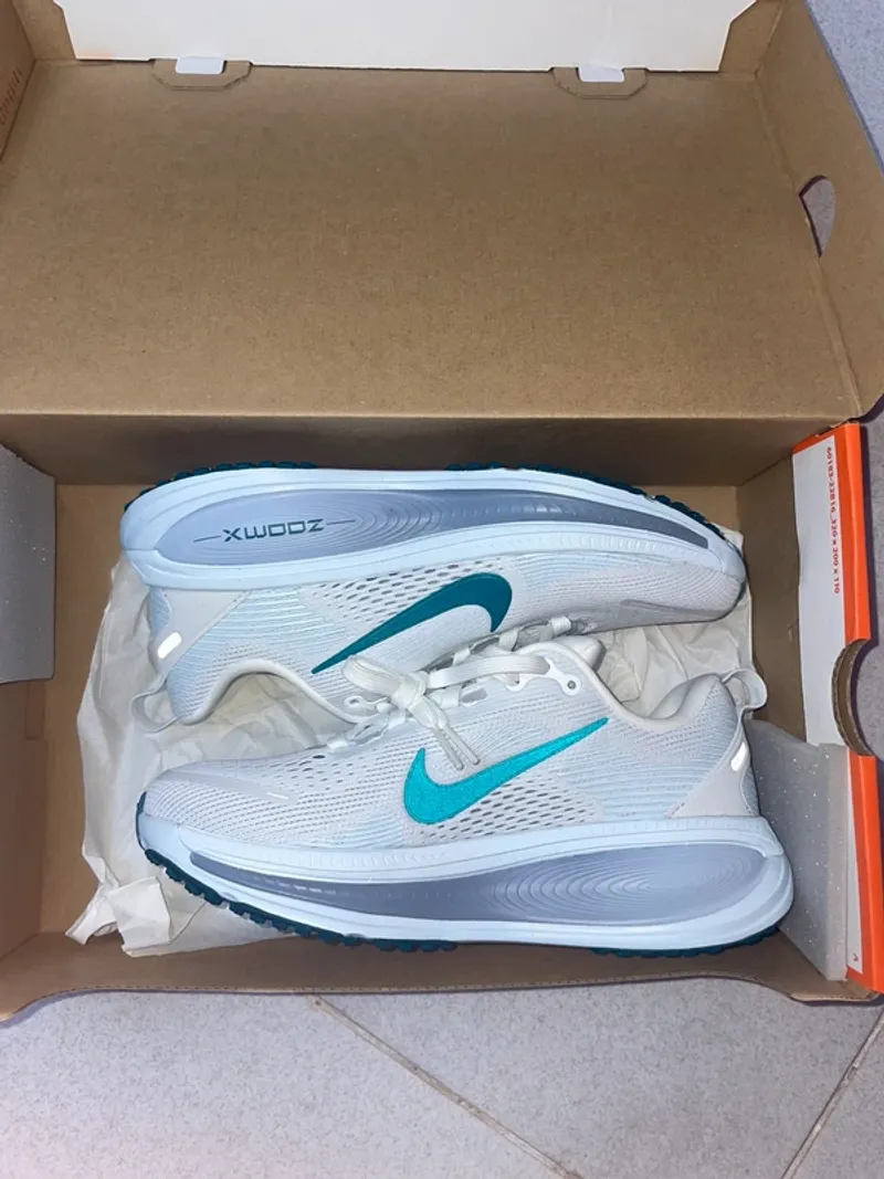 Used Nike Vomero 18 Running Shoes
