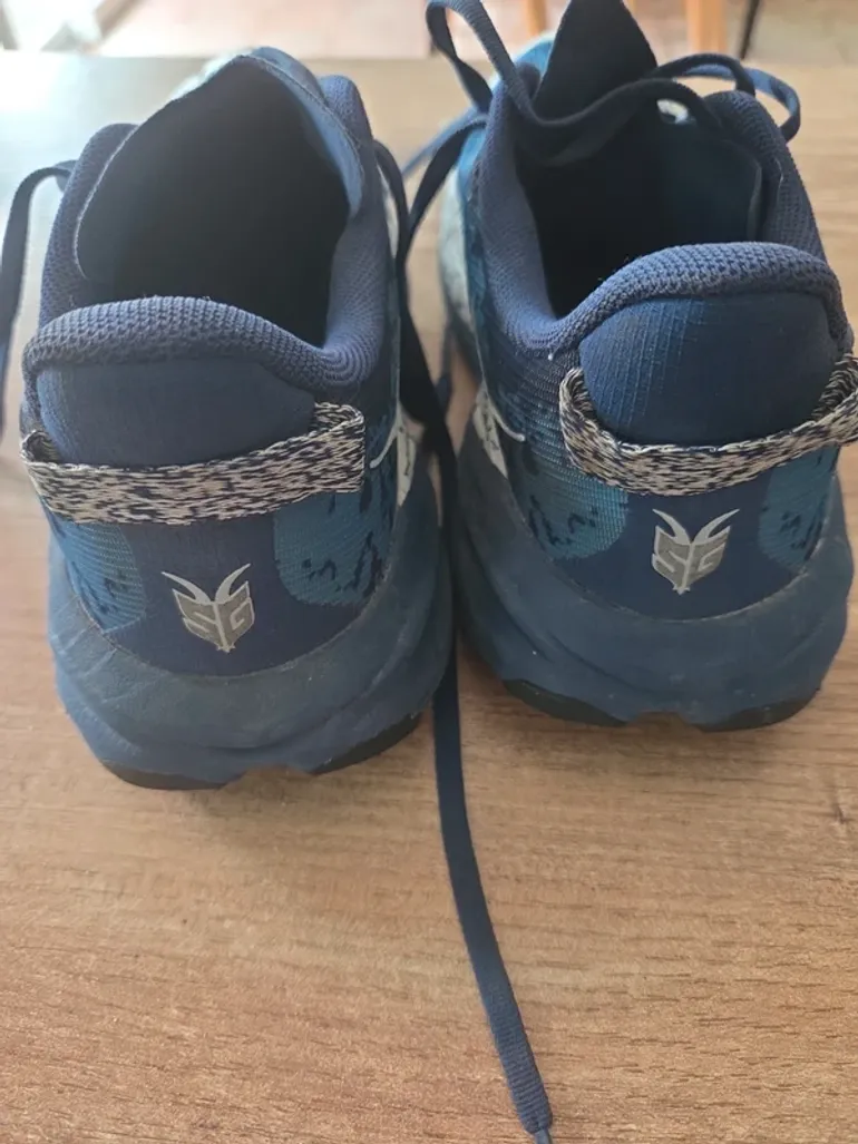 Used Hoka Speedgoat 6 Gore tex bike — image 3 of 4