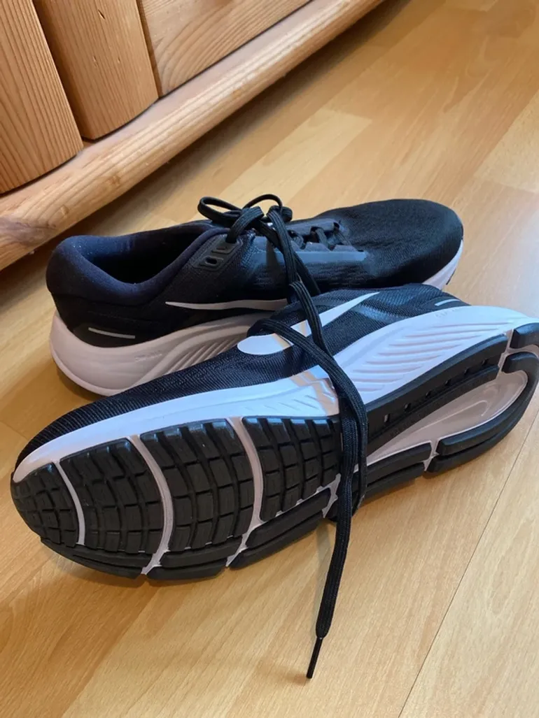 Used Nike Running Shoes bike — image 2 of 8