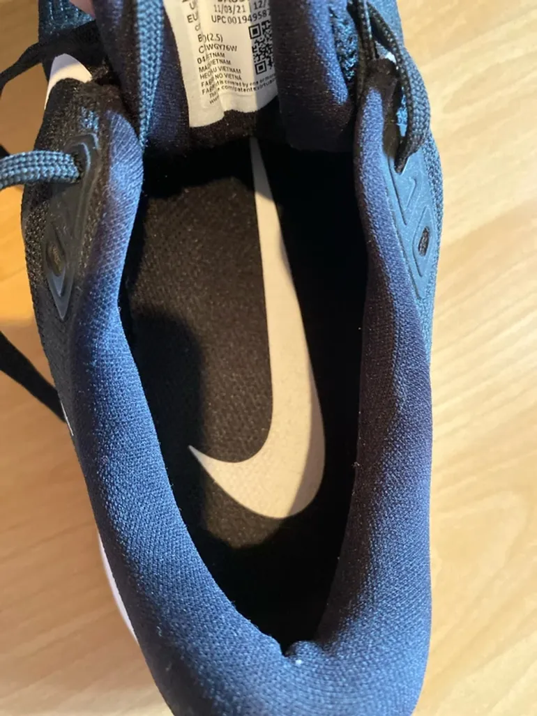 Used Nike Running Shoes bike — image 7 of 8