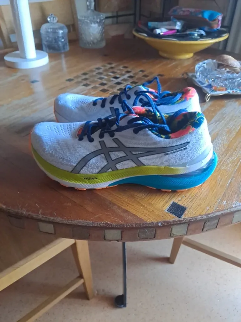Used Asics Running Shoes size 39 bike — image 2 of 7