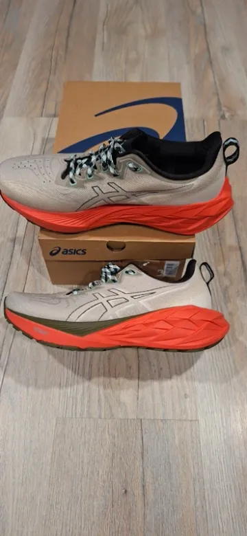 Asics Novablast 4 Trail bike d'occasion — image 2 sur 10