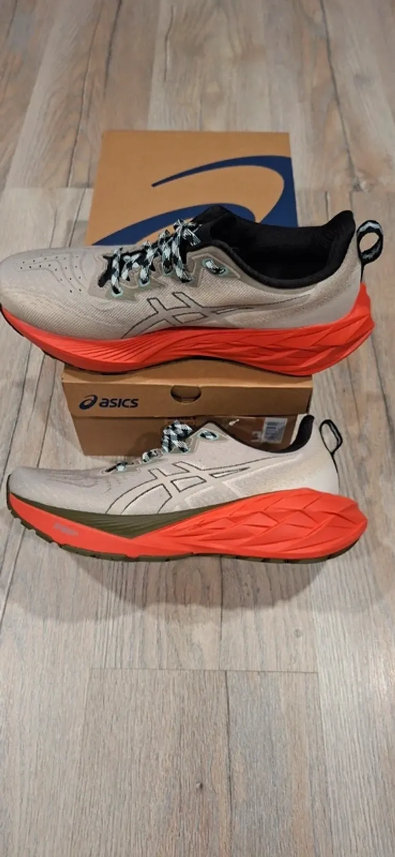 Asics Novablast 4 Trail bike d'occasion — image 2 sur 10